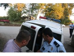 Polis, 'Dur' İhtarına Uymayan Firari Ve Arkadaşlarını Armut Bahçesinde Aradı