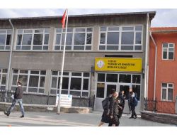 Okuldan Atılan Öğrenci, Bıçakla Öğretmenlere Saldırdı