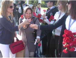 Sam-ulaş, İkinci Yılını Karanfillerle Kutladı