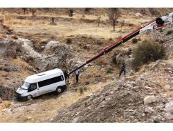 Mardin'de Minibüs 25 Metrelik Uçuruma Düştü