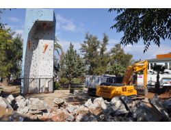 Kordon Boyundaki Anfi Tiyatro Yıkılıyor