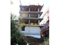 Dördüncü Kattan Dikili Demirlerin Üzerine Düşen Usta Hayatta Kaldı