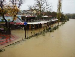 Manavgat Irmağı'nda Su Yükselince İşletmeler Sular Altında Kaldı