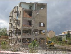 İş Makinesinin Küçük Bir Dokunmasıyla 5 Katlı Bina Çöktü