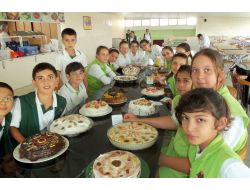 Yarışma İçin Yaptıkları Hücre Modelli Pastaları Birlikte Yediler