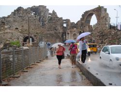 Turistlerin Kültür Turuna, Yağmur Engeli