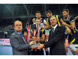 Voleybolda Süper Kupa Galatasaray'ı 3 - 0 Yenen Fenerbahçe’nin