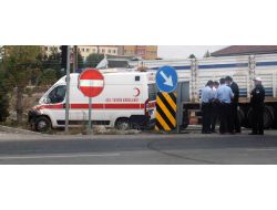 Ambulans Kaza Yaptı: 3 Yaralı