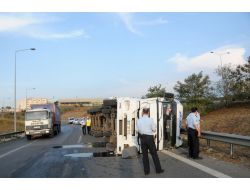 Virajda Yükü Kayan Tır Devrildi, Sürücü Yaralandı