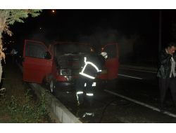 Seyir Halindeki Minibüs Alev Aldı