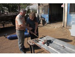 Okulu Bırakan Genç Kız, Kaynakçılık Yapıyor