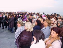 İzmir'de Kadınlar Neyi Kutlayacaklarını Bilmeden Tören Alanına Geldi
