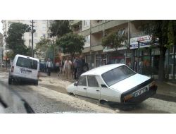 Yerköy’de Yol Çöktü, İki Otomobil Çukura Gömüldü