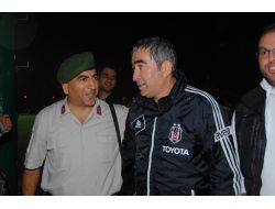 Beşiktaş Taraftarından Futbolculara Yoğun İlgi