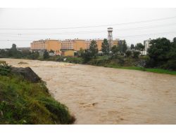 Fındıklı'da Dereler Taştı, Ev Ve İş Yerlerini Su Bastı!