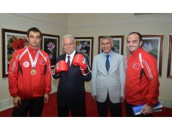 Dünya Şampiyonu Sporcu, Başkan Aldırmaz’a Eldivenini Hediye Etti