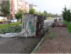 Karpuz Yüklü Kamyonet Devrildi: 2 Yaralı