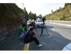 Alex'in Evinin Önünde Sessiz Bekleyiş