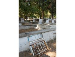 Mezarlık Demirleri Çalındı