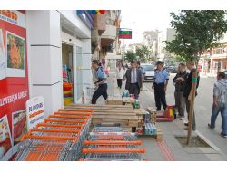 Zabıta, Gemlik'te Kaldırım İşgal Eden Esnafa Ceza Yağdırdı