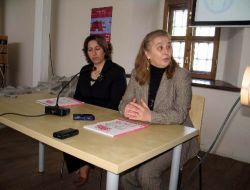 Kadınların Soğuk Salonda Sıcak Toplantısı