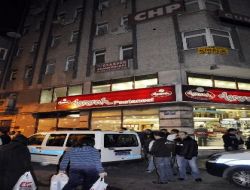 Chp Zeytinburnu İlçe Binası Yakınında Patlayan Ses Bombası Korkuttu