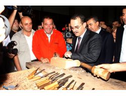 Bakan Ergin, Fuarda Hatay Künefesine Şerbet Döküp, Mobilya Oymacılığı Yaptı