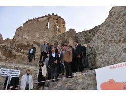 Bakan Günay'dan Kürtçe Çay Daveti