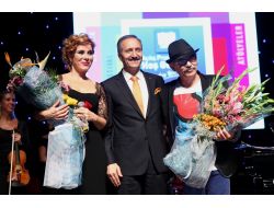 Zuhal Olcay Ve Derya Köroğlu Aynı Sahnede Buluştu