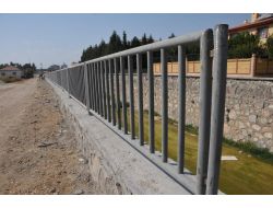 İzsu, Derelere Güvenlik Amaçlı Demir Korkuluk Takıyor