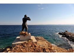 Saros'u Gözetleyen Mehmetçik Heykeli Tahrip Edildi