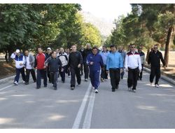 Vali Ve Kurum Müdürleri Tugay İçinde Sağlıklı Yaşam Yürüyüşü Yaptı