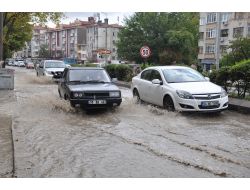 Edirne’de Kısa Süreli Yağmurla Yollar Göle Döndü