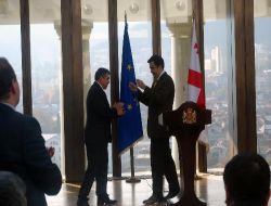 Saakaşvili 18 Yıldır Gürcistan'da Çalışan Eğitim Gönüllüsü Mesut Bozkır'a Üstün Hizmet Madalyası Verdi