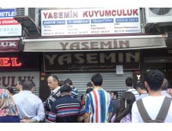 Dolandırıldıkları Kuyumcu Dükkanının Önünde Eylem Yaptılar