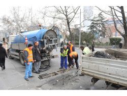 Su Kanalları Ve Mazgallar Atılan Çöpler Nedeniyle Tıkanıyor