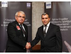 Havalimanı Çalışanları İşaret Dilini Öğreniyor