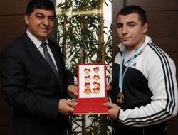 Dünya Şampiyonu Genç Güreşçiye 8 Tam Altın Hediye Edildi