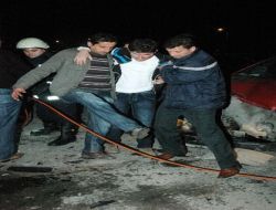 Otomobilde Sıkışan Sürücü Güçlükle Çıkartıldı
