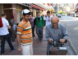 Kurban Yaklaştı, 77'lik 'Bileyici Dede' Kolları Sıvadı!