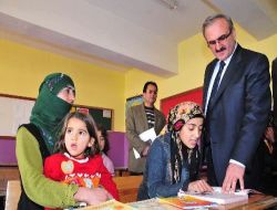 Okuma Yazma Kursuna Çocukları İle Birlikte Geliyorlar