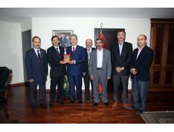 Halk Pazarı Esnafından Başkan Tuna'ya Teşekkür Plaketi