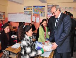 Vali Karaloğlu, Ücretsiz Sbs Kurslarına Katılan Öğrencilerden Başarı Sözü Aldı
