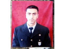 Kucağında 2 Yaşındaki Kızı İle Şehit Eşinin Cenazesine Gitti