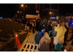 İnşaatında 11 İşçinin Öldüğü Avm'nin Açılışında Kuyruk Oluştu