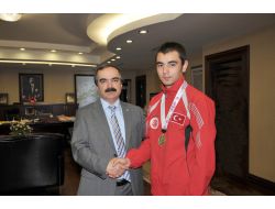 Dünya Şampiyonundan Vali Coş'a Ziyaret