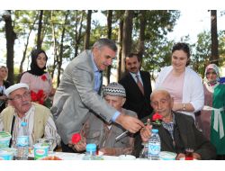 Başkan Toçoğlu, Huzurevi Yaşlılarına Yemek Verdi