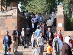 Ahlât'taki Abdurrahman Gazi Türbesi Ziyaretçi Akınına Uğruyor