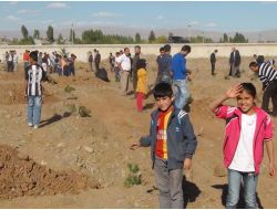 Muş'ta 200 Çocuk, 10 Dönümlük Alana 400 Fidan Dikti