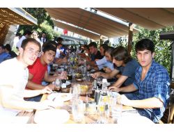 Fernandes, Takım Arkadaşlarına Yemek Verdi